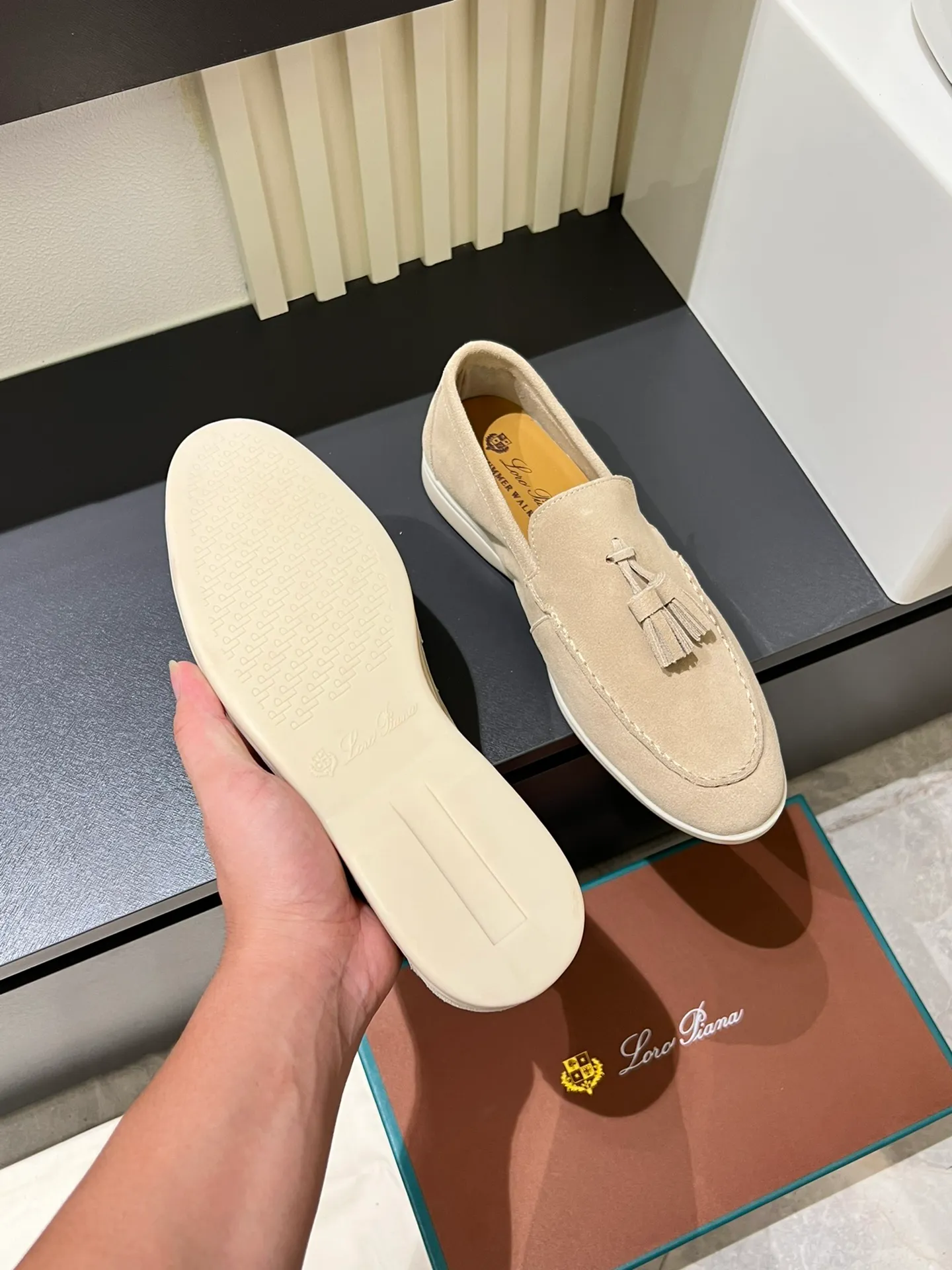 Men's shoes 💰p360 "Loro men's shoes 💰pian'*" Classic L men's shoes for couples 💰p Top version British flat loafers, a must-have item in old money style, the minimalist design is eye-catching and durable, a plus point for dressing The soft foot feel and texture are outstanding. They don’t scratch your feet and are very nice. They are matched with soft and waxy soles. They can be worn daily for a long time without getting tired. They are easy to wear, versatile and classic items, with perfect foot feel and texture! Imported cashmere fabric, the lining is made of imported A-grade water-dyed cow lining, the top version of the genuine leather midsole is sewn with pure handmade mark thread! Size: Female 35-40 (34. Customized) Male 38-44 (45.46. Customized)